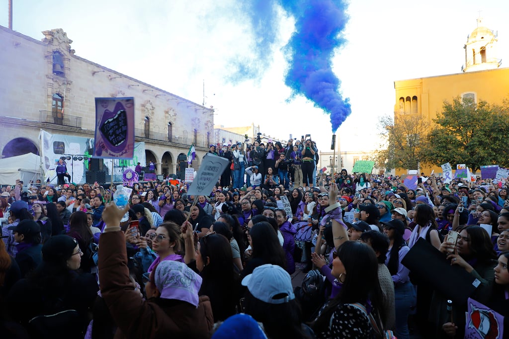 Marzo. Durante todo el mes se realizan diversas actividades en el marco del Día Internacional de la Mujer; entre lo más relevante es la marcha que se lleva a cabo del contingente integrado por mujeres.