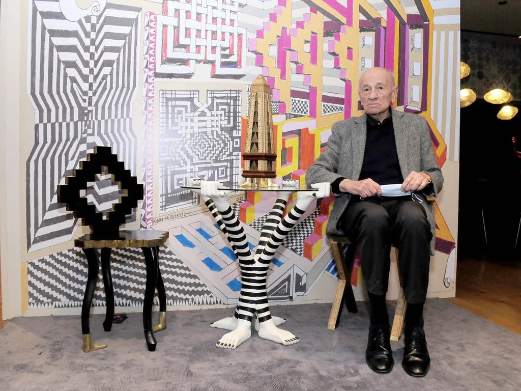 Legado. Su nombre quedó inscrito en la historia del arte gracias a una pieza que sintetiza su visión lúdica y absurda: la célebre 'Silla Mano', creada en 1962, una escultura funcional en la que el espectador se sienta sobre la palma de una mano.