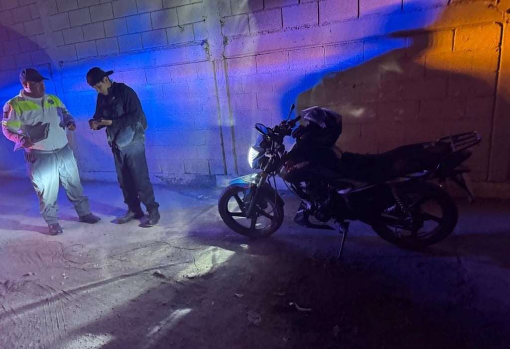 Percance. El accidente no pasó a mayores y el motociclista no requirió el traslado para recibir atención médica especializada, pero sufrió daños severos en su unidad.