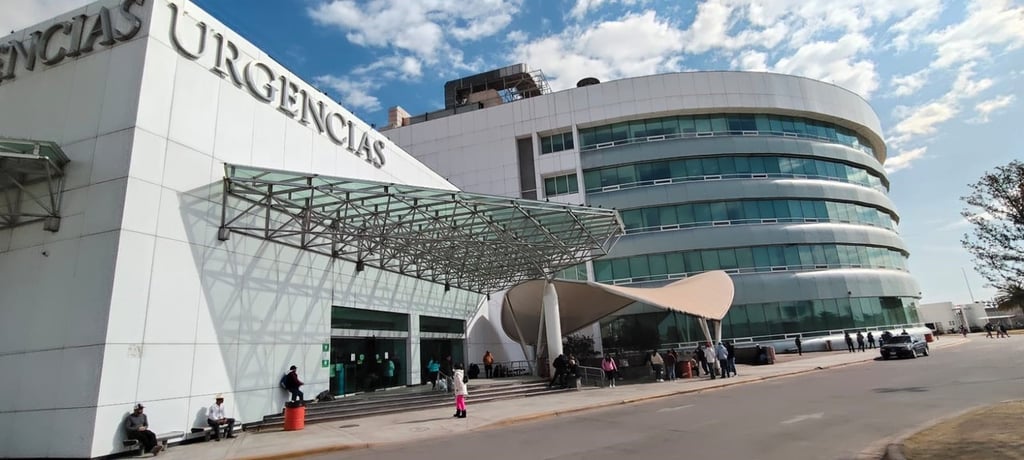 Mujer. Al Hospital General 450 fue trasladada la mujer que resultó herida en una riña entre bandas rivales, pero ella no tenía nada que ver con el pleito.