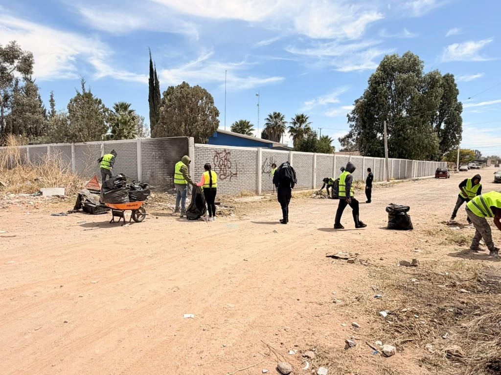 Detenidos por pandillerismo realizan labores de servicio comunitario en las calles de Durango