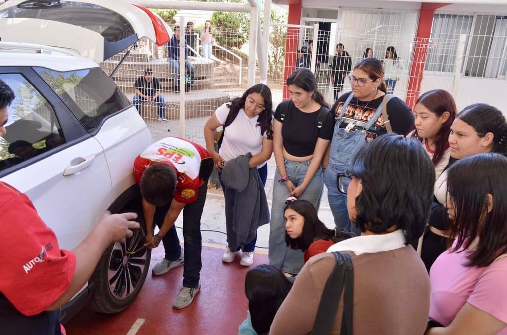Detalles. Se dieron conocimientos básicos a las estudiantes sobre cambio de llantas y cómo verificar niveles de agua, aceites, entre otros aspectos.