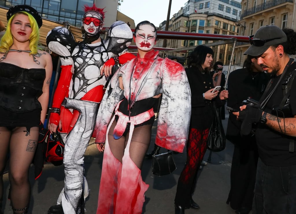 El contraste entre cuero y encaje aportó dramatismo a varios estilismos captados fuera de los desfiles.