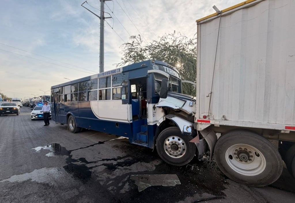 Percance. La unidad se desplazaba sobre la calle Valle del Guadiana cuando se impactó en la llanta de una pipa y posteriormente chocó en la parte posterior de un tractocamión de la marca Freightliner, color blanco, de doble remolque, el cual estaba estacionado.