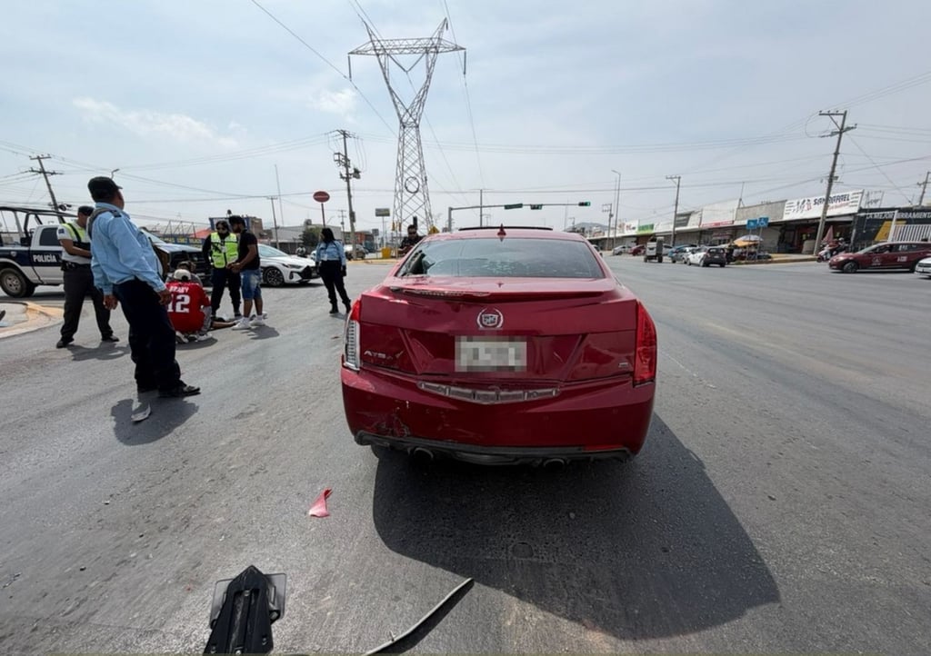 Percance. Tras el contacto, el motociclista salió proyectado a la cita asfáltica donde terminó tendido con algunos golpes en el cuerpo, los cuales no ponen en riesgo su vida.