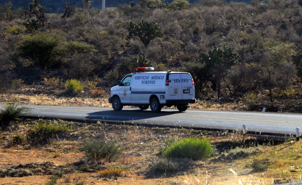 Hallazgo. Un trabajador observó restos humanos en el camino de terracería a los poblados San Miguel y El Carrizo.