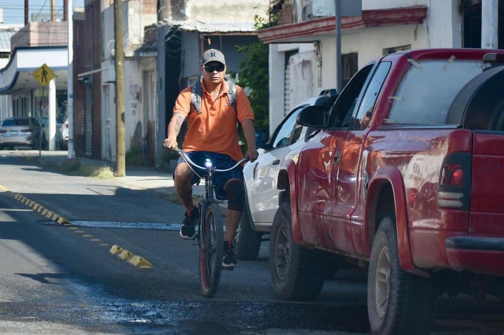 Sin pena. Pese a que los conductores ven directamente las señaléticas de que dicho carril azul es exclusivo para bicicletas, estos deciden no hacer caso y estacionarse.
