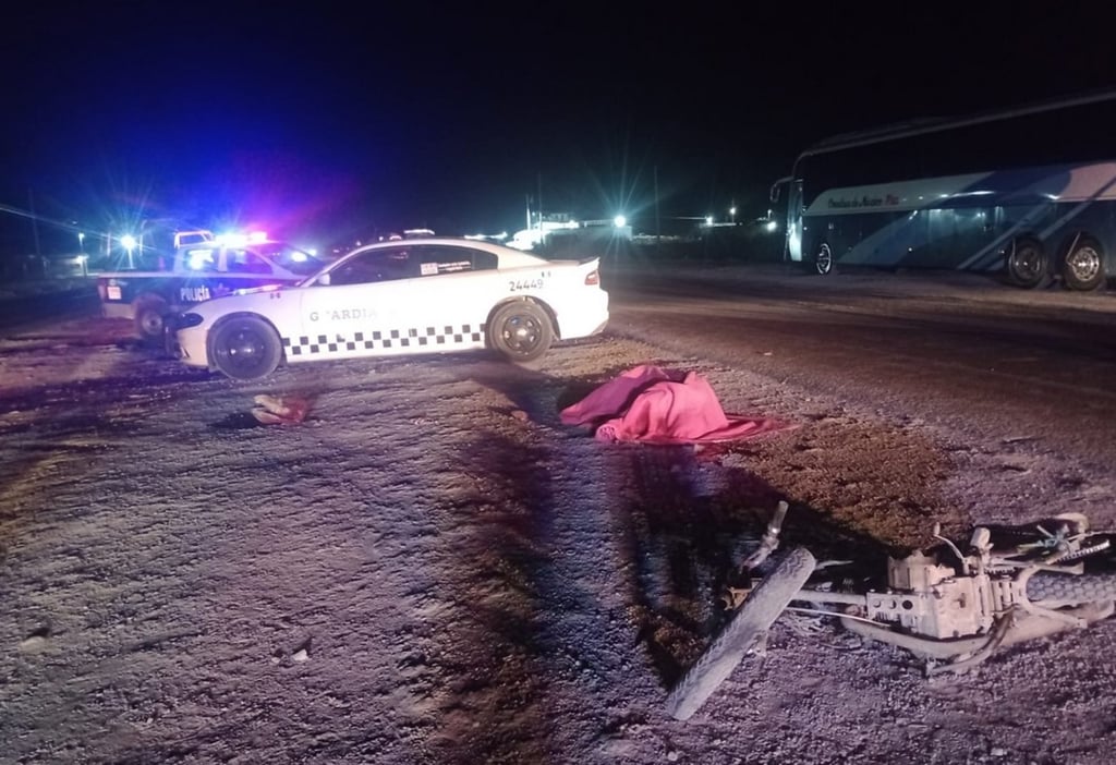 Versión. Se informó que el joven salió de entre los tráileres estacionados y al intentar cruzar la vialidad fue impactado por un autobús de pasajeros.