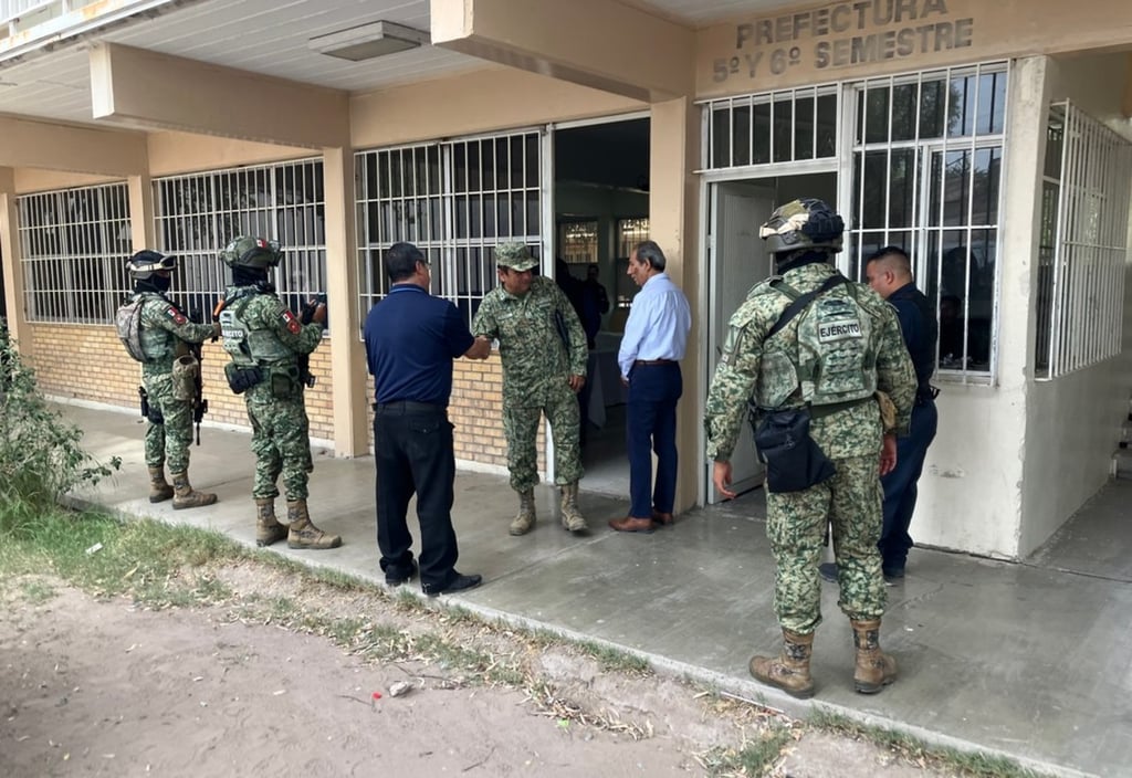 Postura. El director del Instituto 18 de Marzo, Andrés Madrid Escobedo, informó que las clases se suspendieron jueves, viernes y lunes, y se reanudaron el martes con revisión de mochilas.