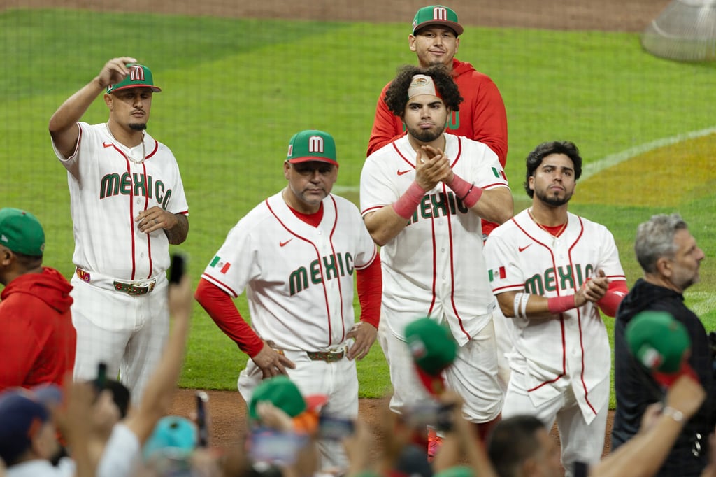 Demoledor. Vinnie Pasquantino pegó tres jonrones y se convirtió en el primero en lograrlo en un juego del CM.