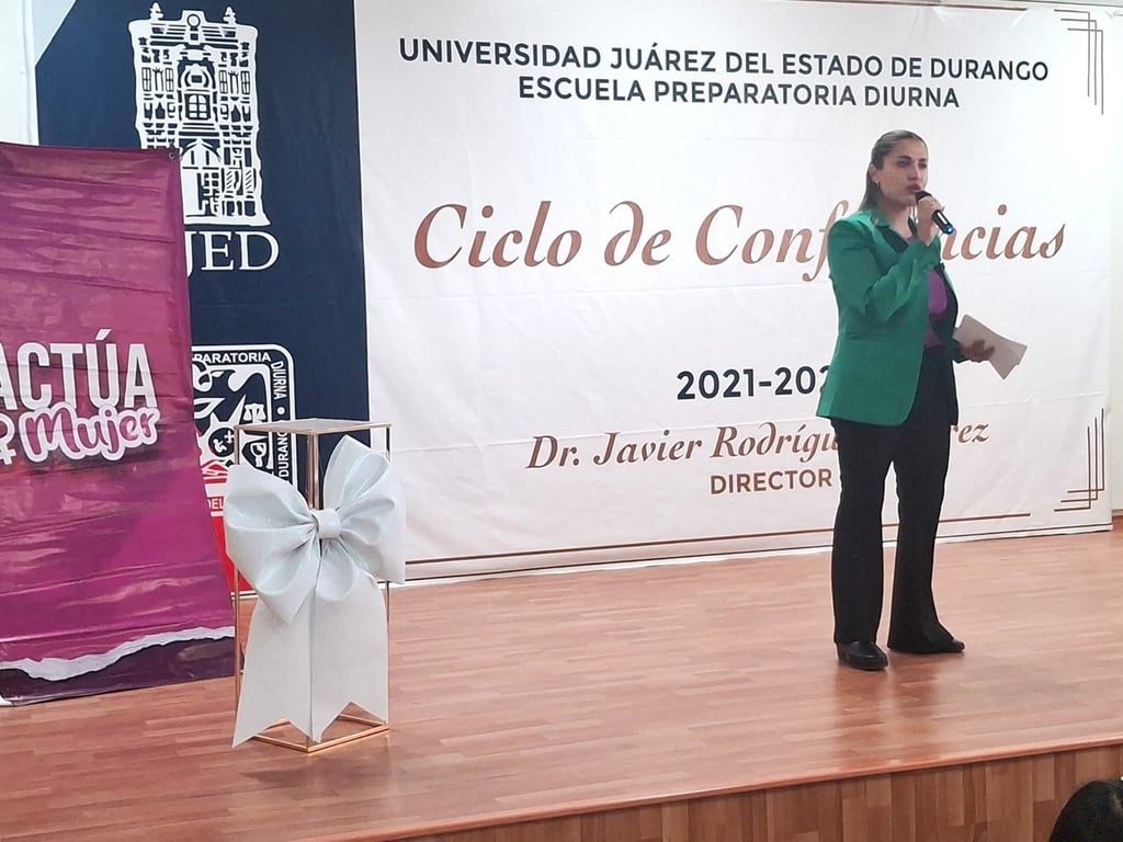 A la conferencia asistieron estudiantes de segundo, cuarto y sexto semestre, además de docentes que se sumaron al conversatorio.