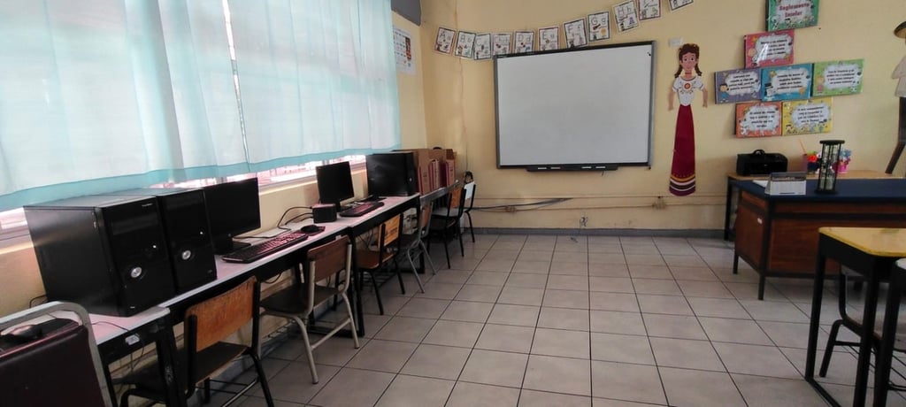 Maestras. Son cerca de 50 docentes interinas las que están cumpliendo tres meses sin que les paguen, pero tienen que cumplir con su labor diaria y sin sueldo, por ahora.