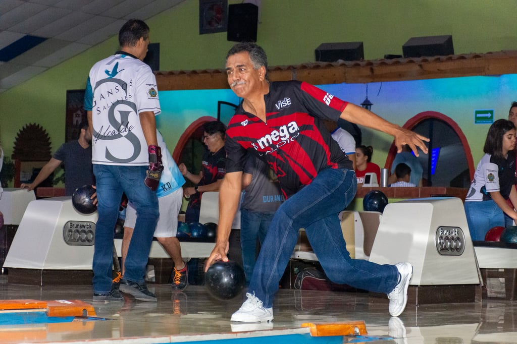 Organizan torneo de boliche 'entre amigos' con premios atractivos