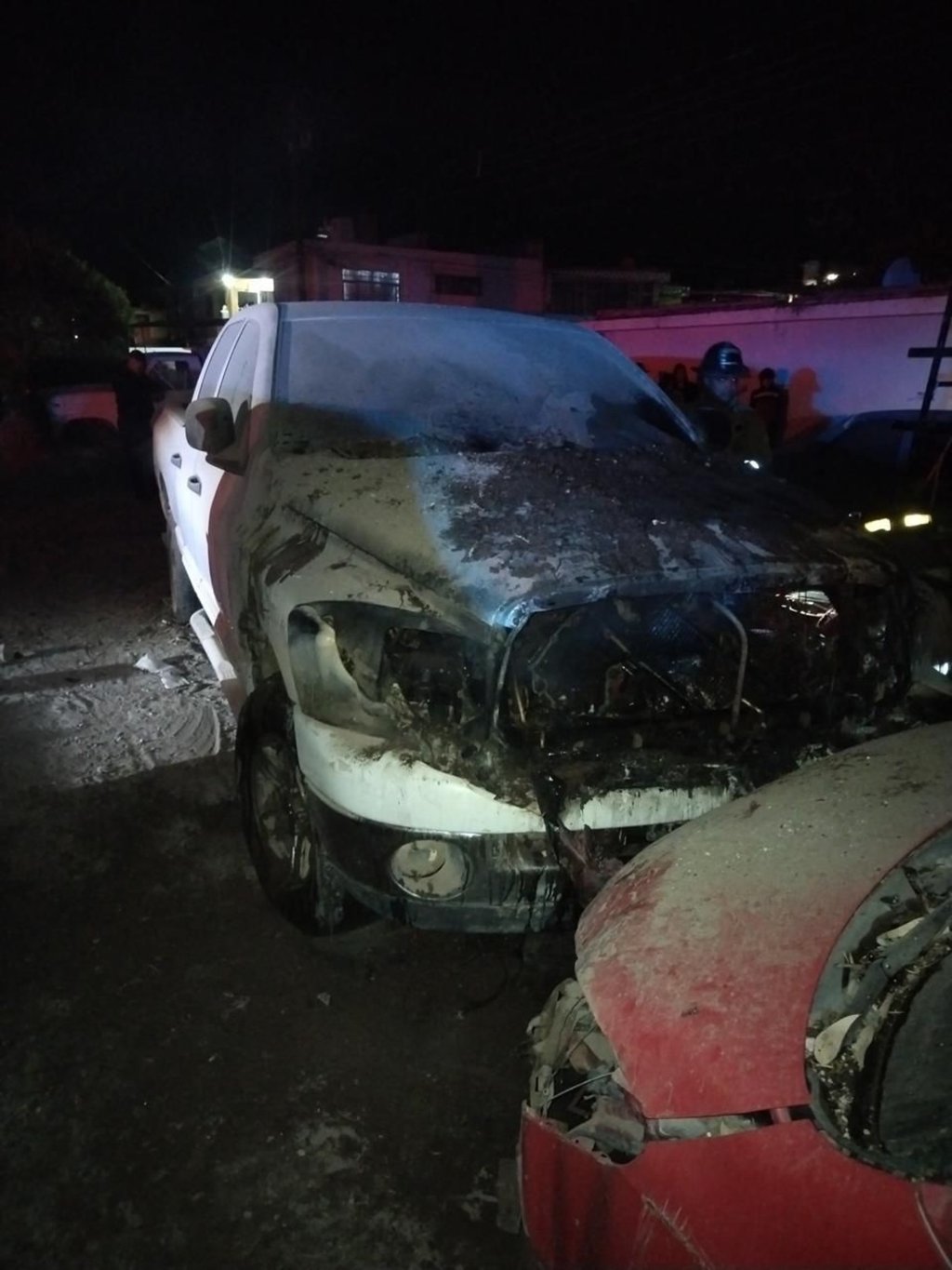 Acción. Se incendió una camioneta dentro de un taller en la colonia Emiliano Zapata.