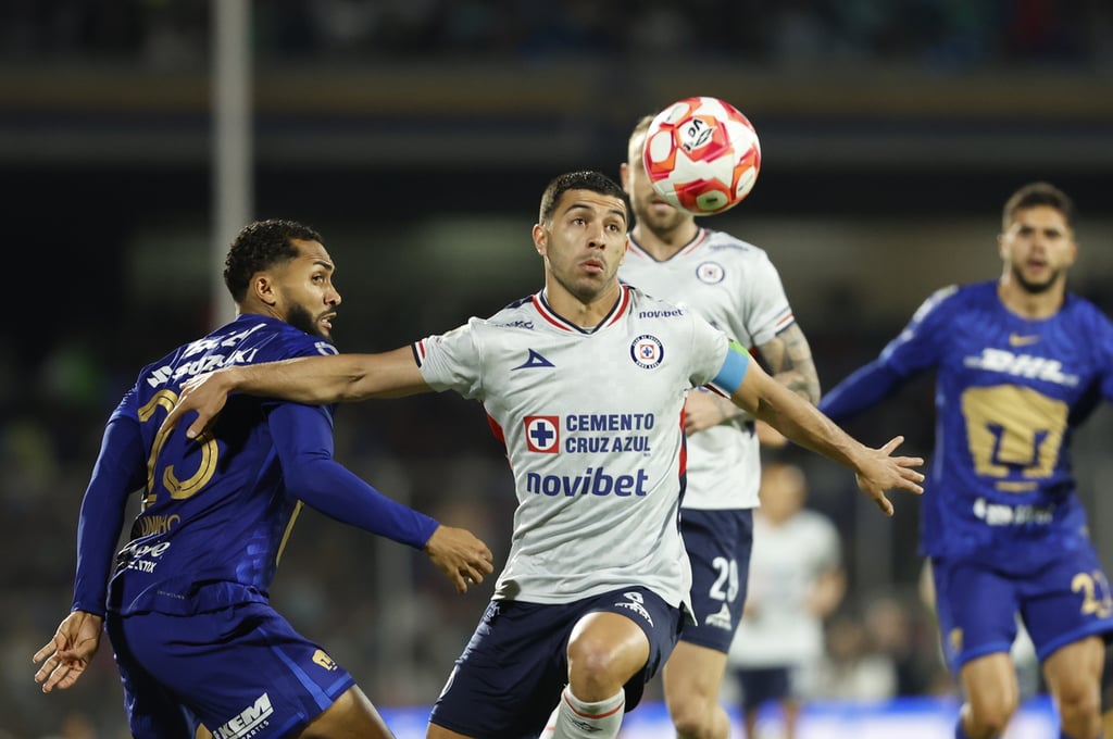 Golpe. Nicolás Larcamón sumó un punto que mantiene a Cruz Azul en el liderato general, aunque con la frustración de haber desperdiciado una ventaja de dos goles frente a un rival con inferioridad numérica.