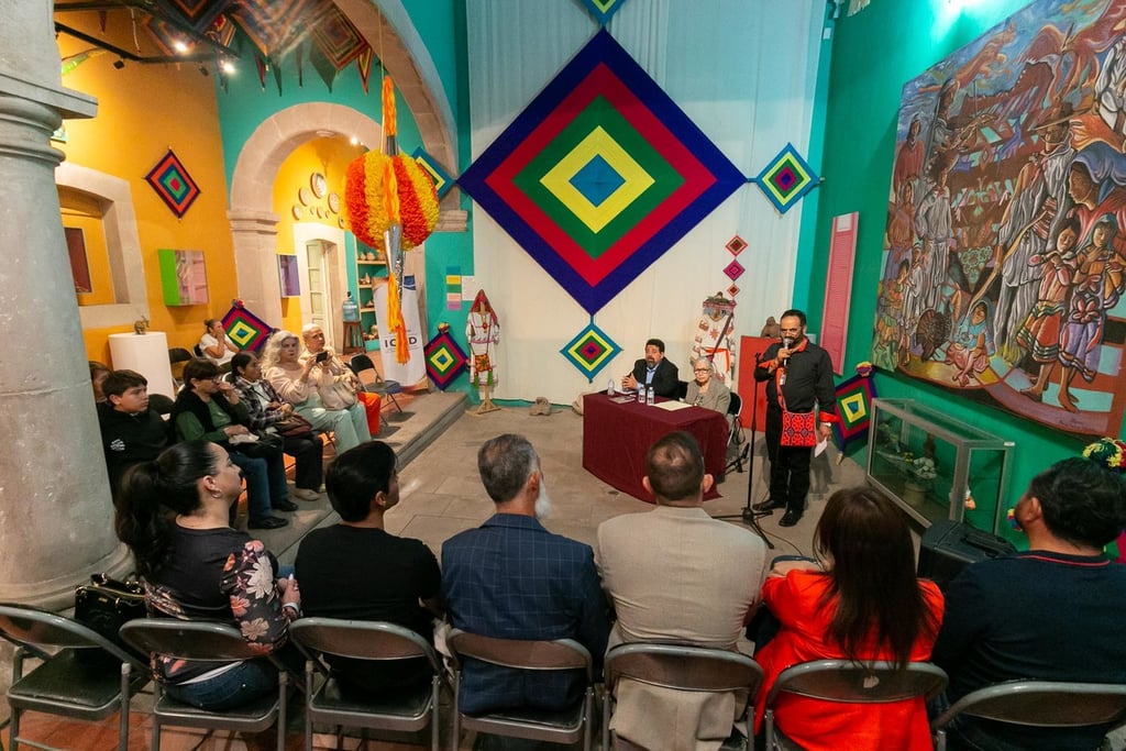 Evento. La maestra de Historia del Arte, Elizabeth Linden Bracho, acompañó al fotógrafo Didier Bracho durante su charla en el Museo de las Culturas Populares.