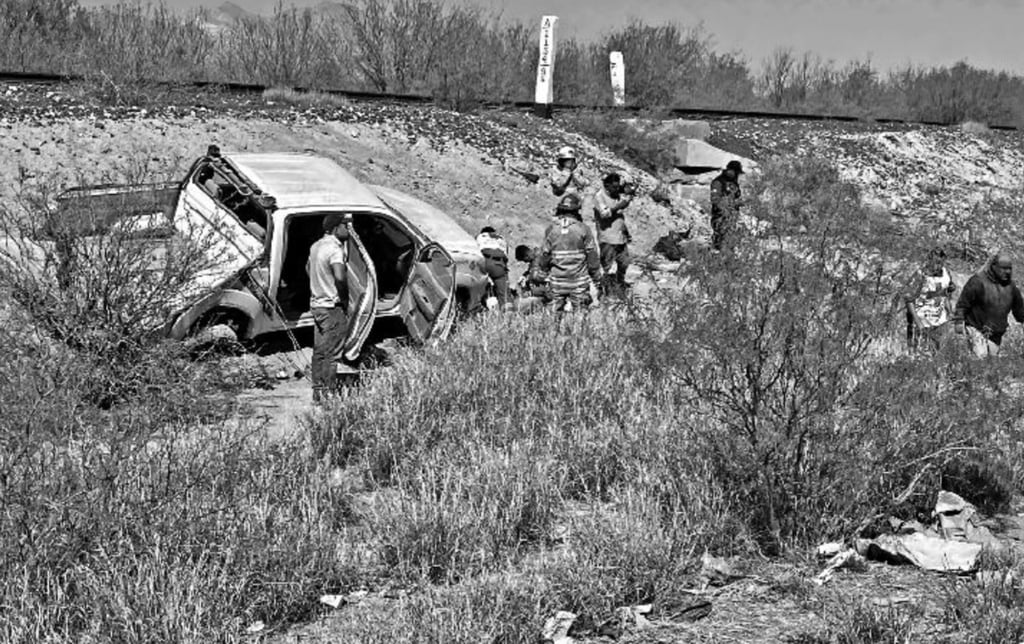 Luto. Volcadura de camioneta deja dos muertos y seis lesionados en la Gómez Palacio-Jiménez.