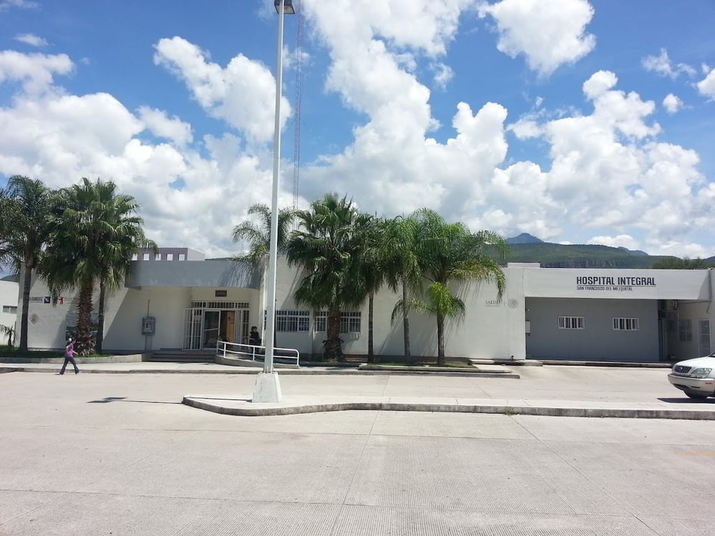 Accidente. Una volcadura dejó dos jóvenes lesionados en la carretera de Mezquital; fueron atendidos en el Hospital Integral de Mezquital.