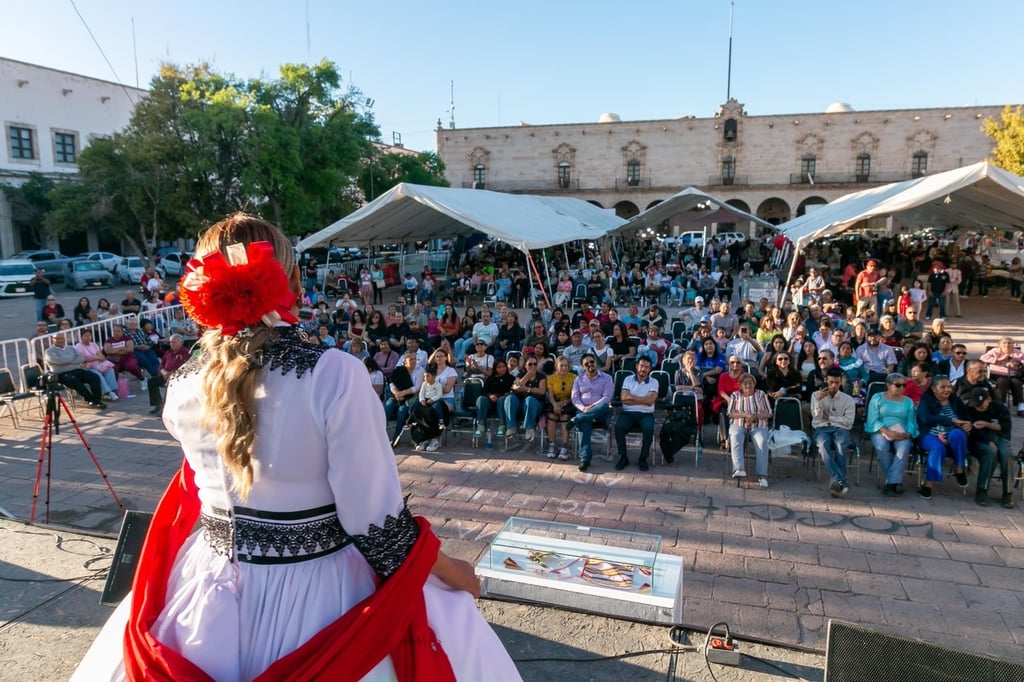 Talento. Se realizó  el Festival artístico en la Plaza IV Centenario, lugar que congregó a cientos de duranguenses que disfrutaron de diversos números.