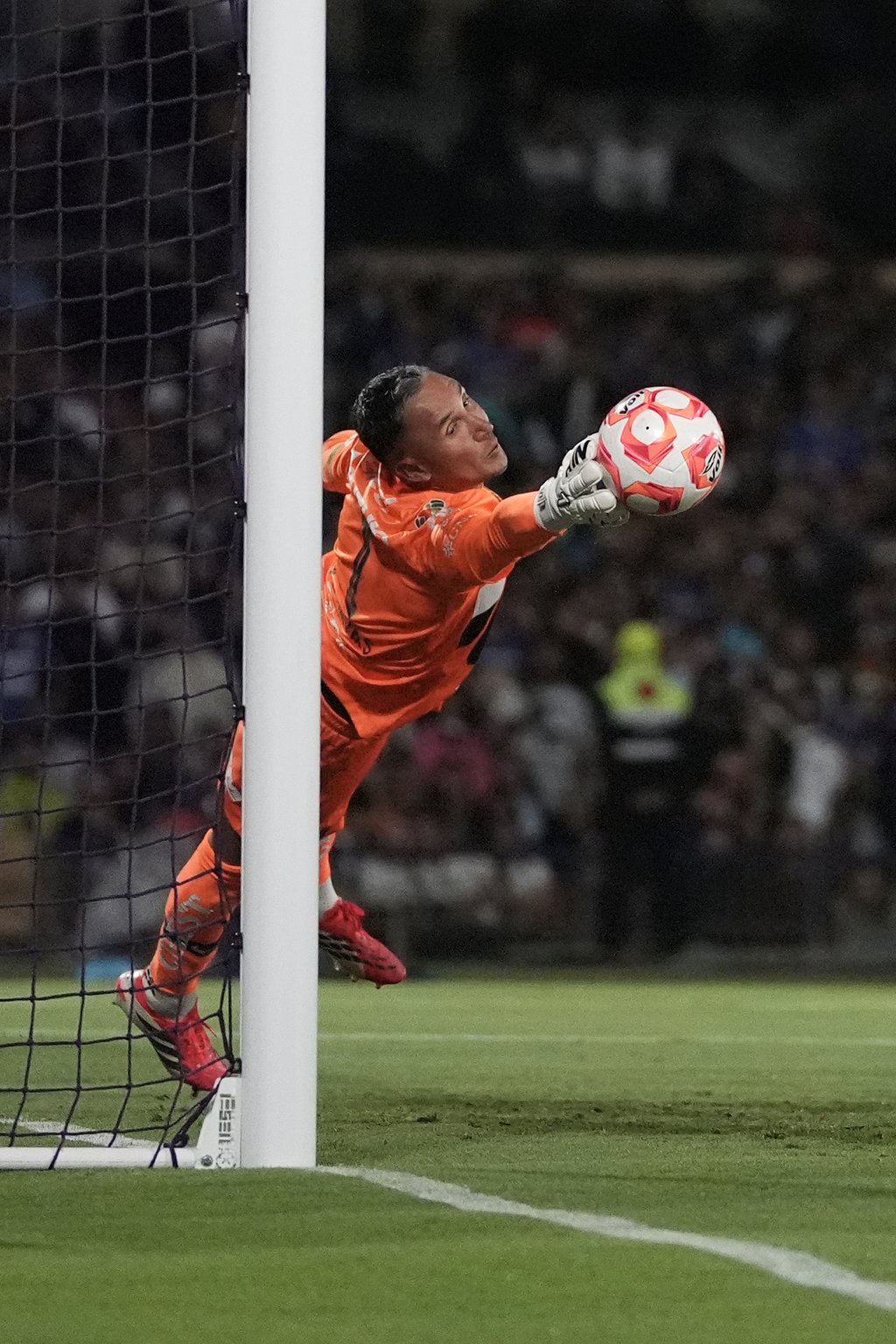 Figura. Navas llegó a Pumas en julio de 2025 y desde entonces ha tenido un impacto inmediato al ganarse el respaldo de la afición con atajadas decisivas y liderazgo.