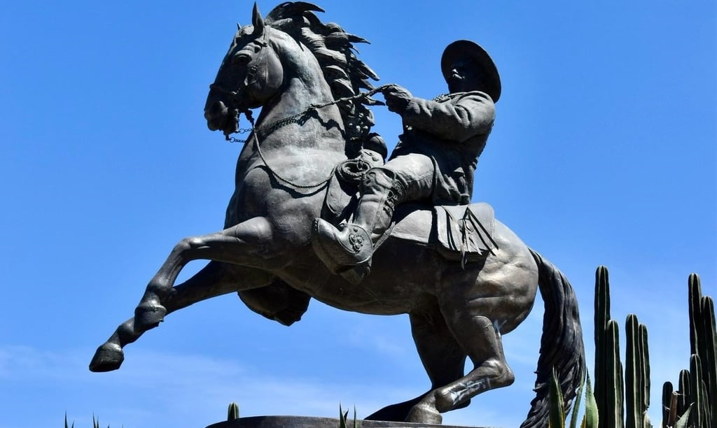 Aclaración. El escultor Guillermo Ceniceros dijo que siempre no se va el monumento a Villa a San Juan del Río, el mismo que hace una semana dijo que sí.