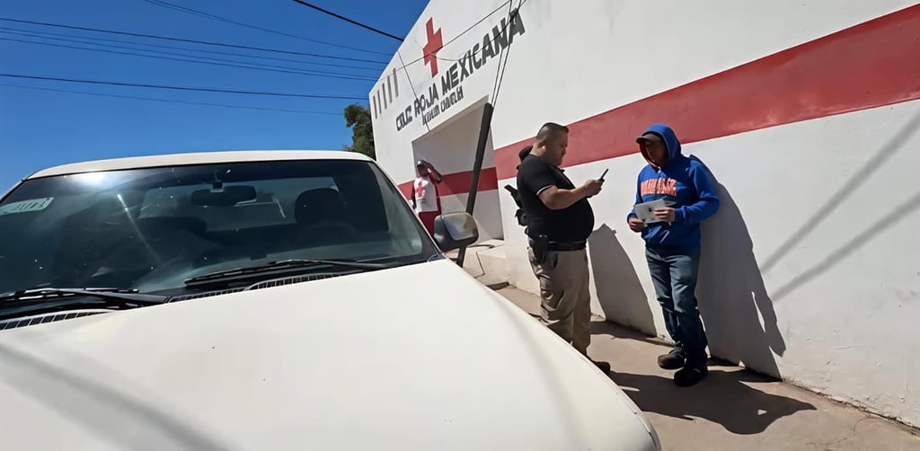 Escena. Momentos en que las autoridades de la Fiscalía dialogan con uno de los hijos de la mujer que falleció en Canatlán.