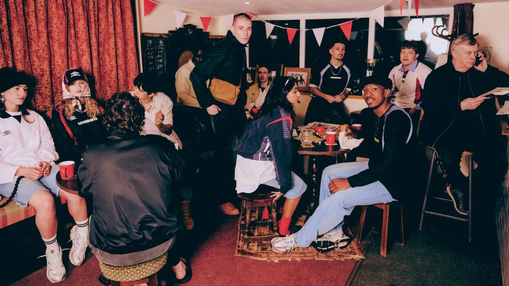 Misión. La estrategia de Umbro entre 2024 y 2026 ha sido reposicionarse en el cruce entre sportswear y moda, con campañas que buscan elevar el producto sin perder su identidad multi-deportiva.