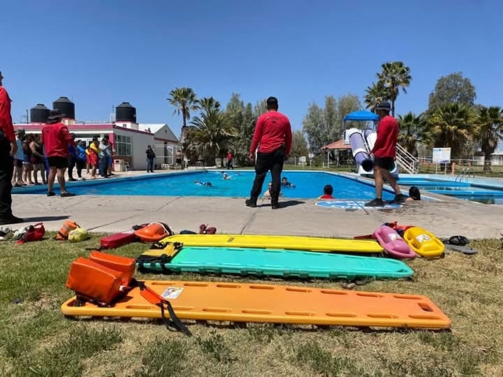 Seguridad.  Revisan la profundidad de las albercas, las rutas de evacuación y las medidas de prevención para que las familias tengan la certeza de que asisten a lugares seguros.