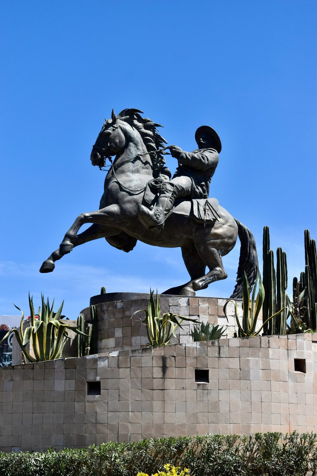 Postura. Asegura el hijo del escultor Montoya que se mantendrá el frente vigilando que no se lleven el monumento ecuestre de Villa.