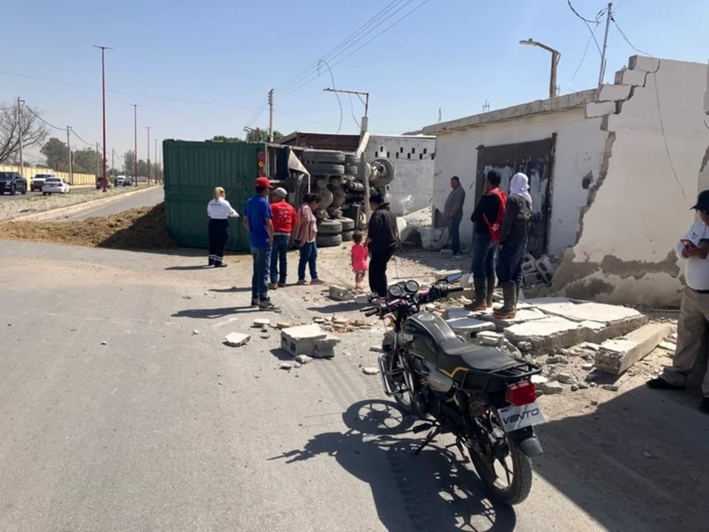 Acción. Un camión de volteo se impactó contra una finca y volcó en la zona rural de Lerdo, este miércoles por la mañana.