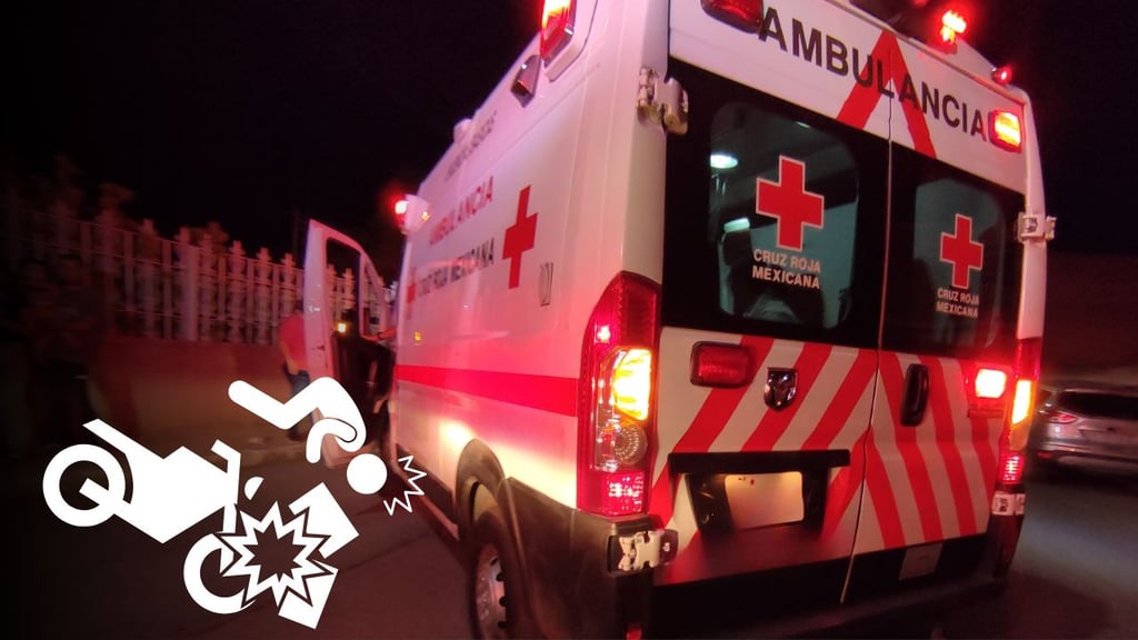 Joven motociclista se impacta con camioneta estacionada, en Guadalupe Victoria; fue llevado al HG450