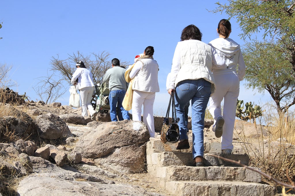 Lugar. En Durango, varias personas acuden a La Ferrería para recibir el equinoccio de primavera y recargarse de energía.