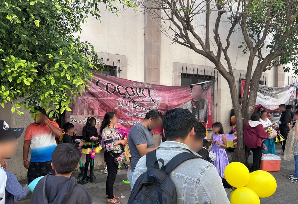 Protestaron con flores y disfraces