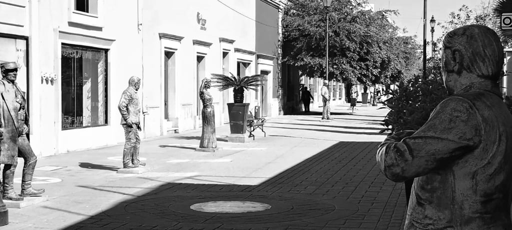Esculturas. El Paseo de las Estrellas consta de 60 esculturas y varias están muy dañadas; algunas han sido retiradas por su daño; otras ahí siguen, pero muy afectadas. Han perdido su color original.