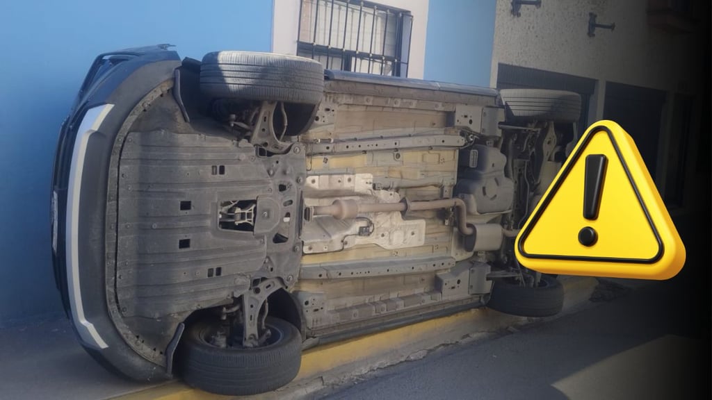 Camioneta vuelca en el Barrio de Analco