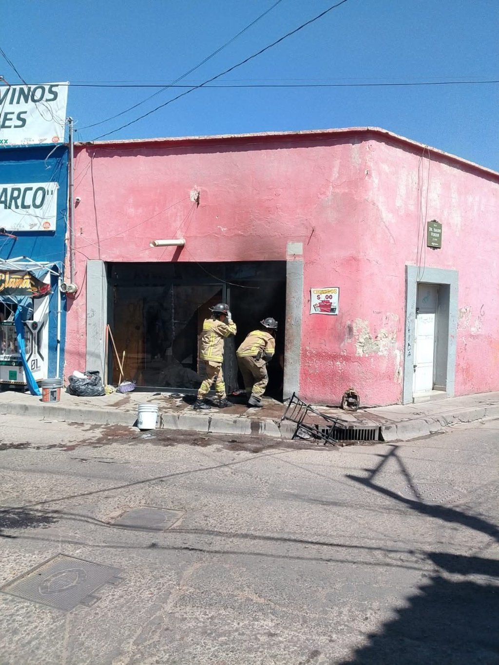 Violencia. Un sujeto roció gasolina y prendió fuego a un local en el centro de la ciudad.