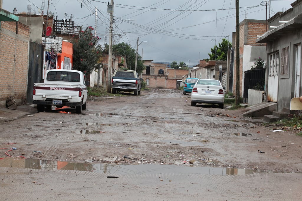 Servicios. En muchas ocasiones los habitantes de estos asentamientos no cuentan con servicios básicos.