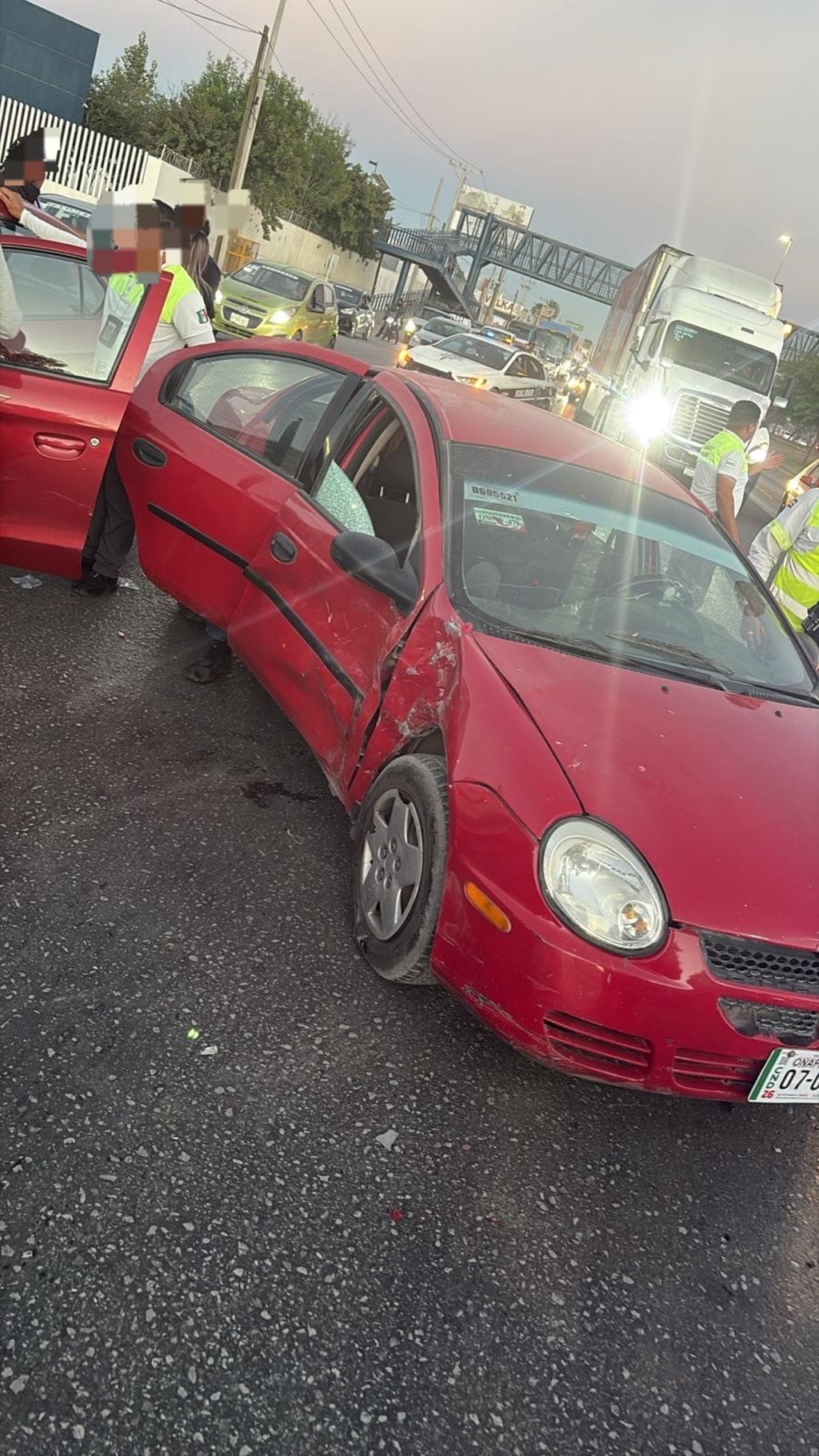 Datos. Uno de los autos involucrados en los hechos es un Dodge Neón, modelo 2005, color rojo.