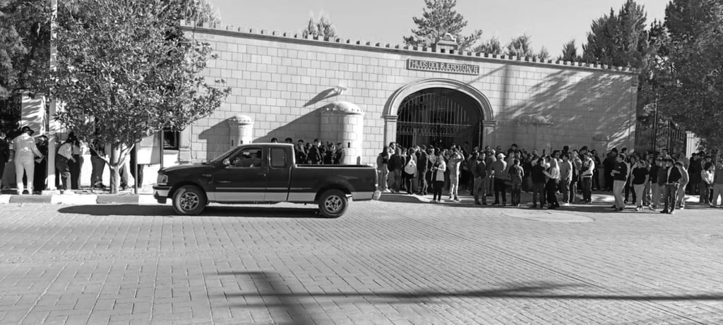 Docentes. Maestros de diferentes unidades académicas de Educación a Distancia del ITD protestaron afuera del CCCB para exigir que les paguen su salario; les deben desde diciembre del año pasado.