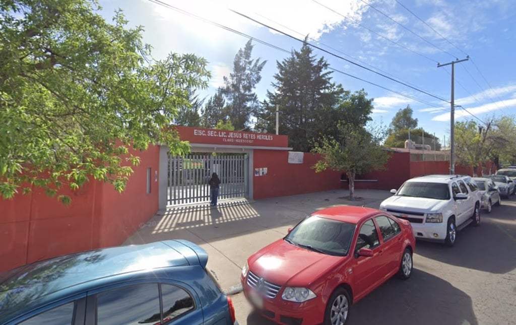 Medida. Varios padres de familia regresaron a la escuela para recoger a sus hijos ante la amenaza que se difundió en redes sociales.