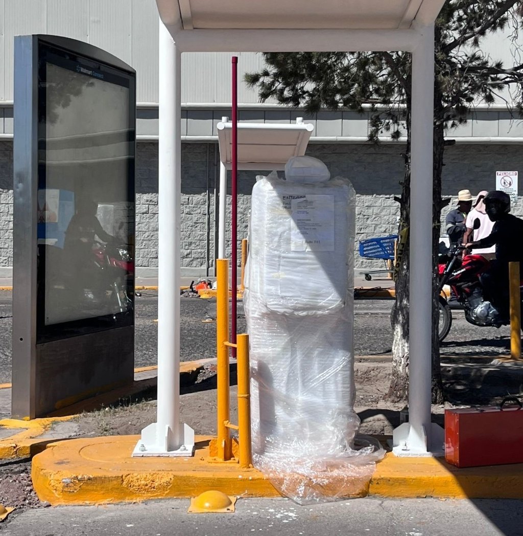Proceso. Desde la semana pasada se encuentran trabajadores mejorando la infraestructura del estacionamiento y colocando las barreras vehiculares.