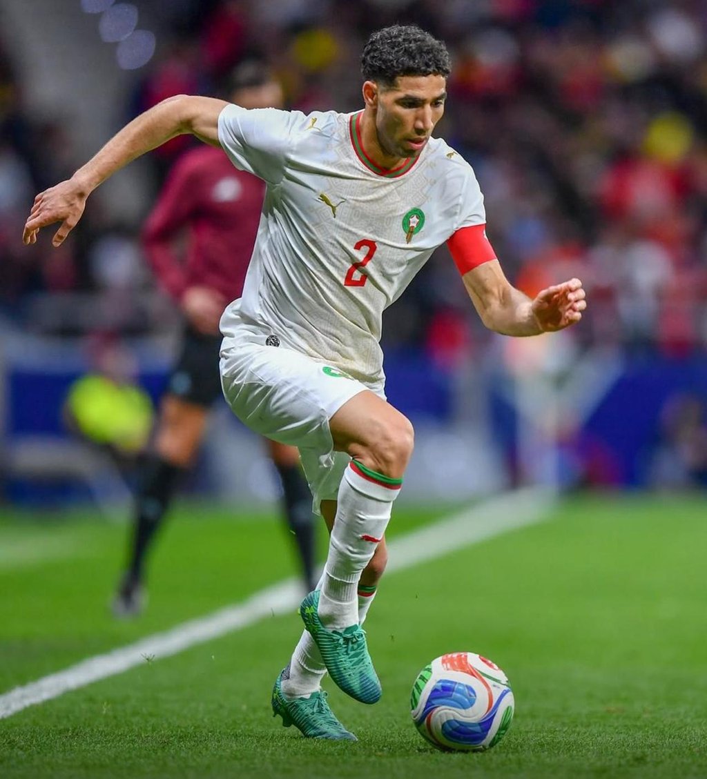 Ejemplo. Desde joven, Achraf ha sido un referente de su país.