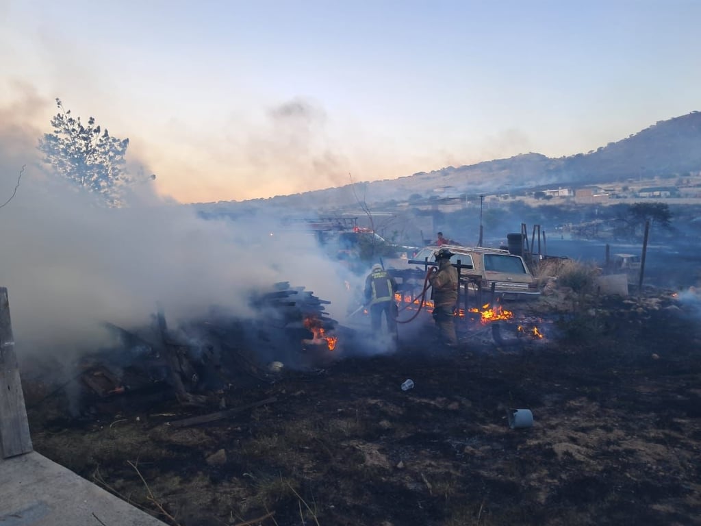 Control. El incendio que se reportó desde la tarde al 911 para las 11:00 de la noche ya estaba controlado por los diferentes brigadistas; no resultó ninguna persona lesionada y se pusieron a salvo algunos animales.