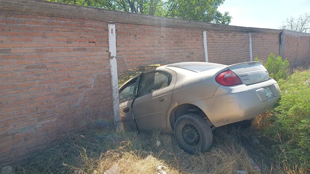 Detalles. Dos personas que viajaban en un automóvil sedán se estrellaron contra una pared de ladrillo por el camino a Contreras.