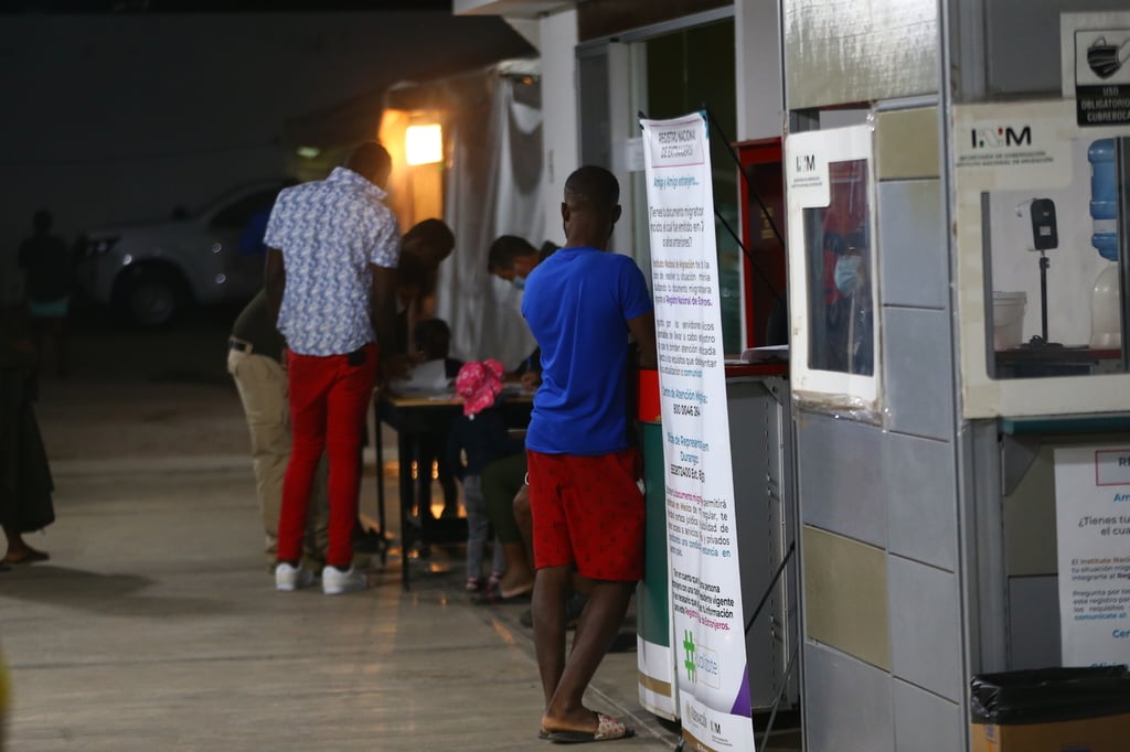 Atención. A los migrantes de diferentes nacionalidades se les brinda ayuda humanitaria para garantizar su bienestar.
