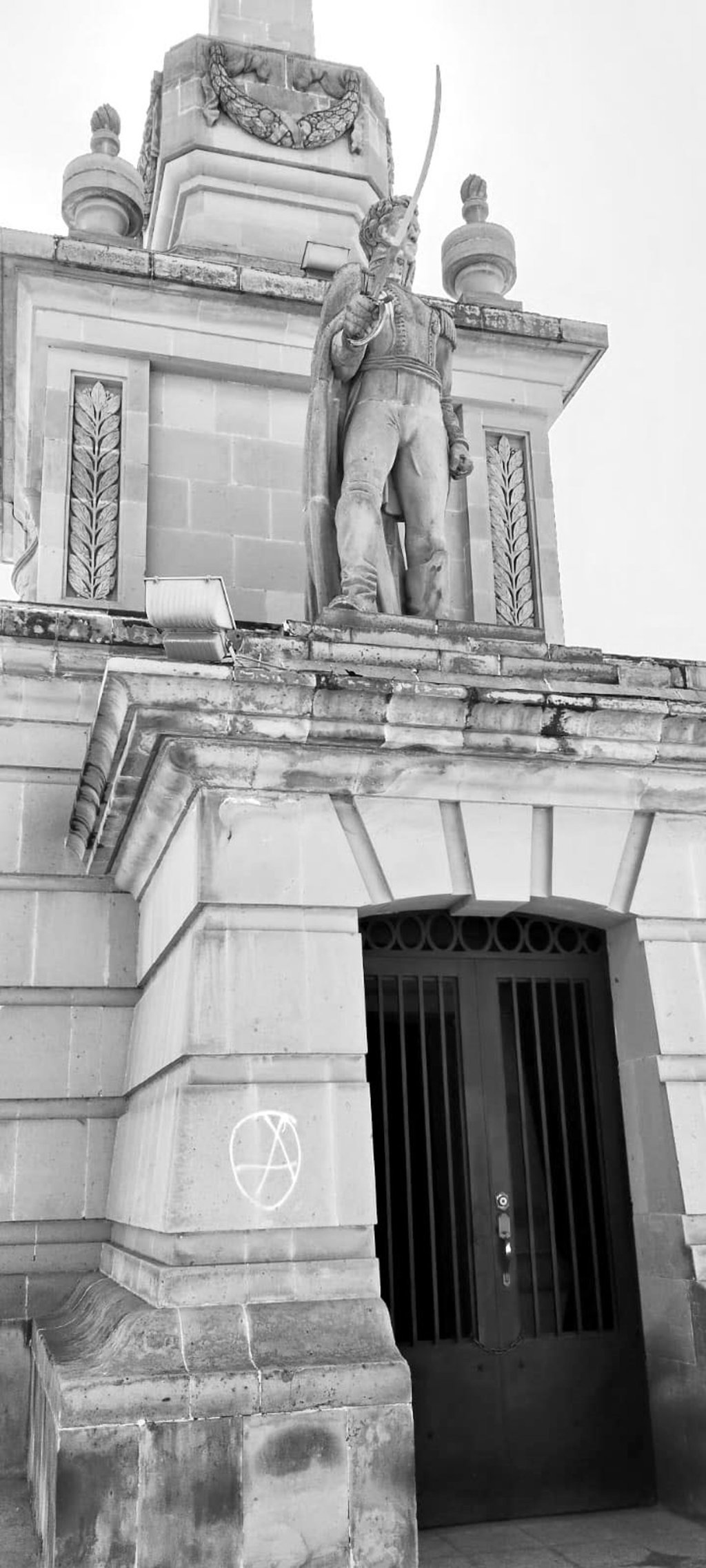 Daño. Este monumento y el obelisco no se han salvado del grafiti. 