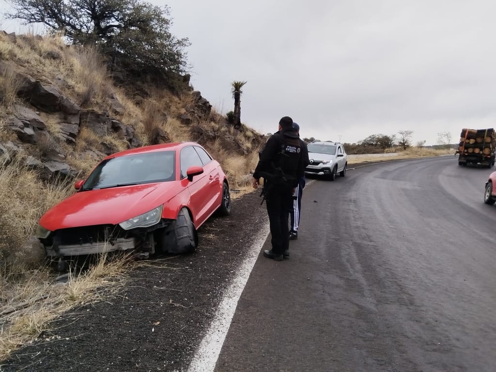 El conductor del automóvil compacto derrapó tras tomar una curva en la carretera libre de Durango a Mazatlán y terminó estrellándose contra un cero.  