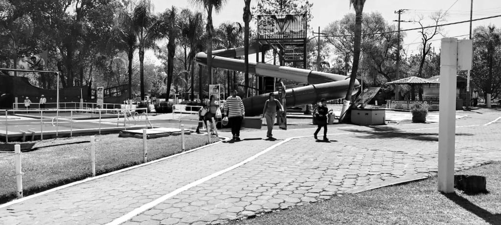 Llegando. Desde que se entra empiezan a buscar un lugar cercano a las albercas para cuidar a los hijos.