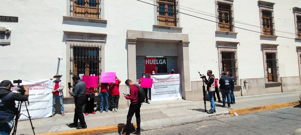Tiempo. El Monte de Piedad lleva seis meses en huelga y al parecer faltan todavía dos más para que se resuelva el conflicto laboral.
