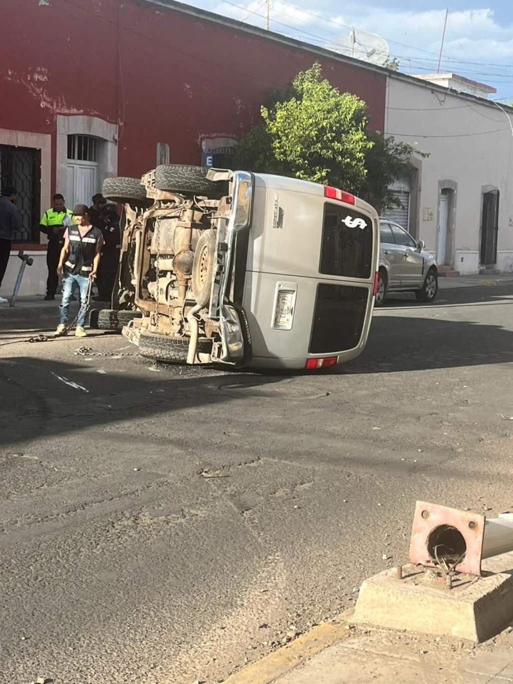 Incidente. La circulación se vio afectada este jueves luego de un aparatoso hecho vial en una de las calles de la ciudad.